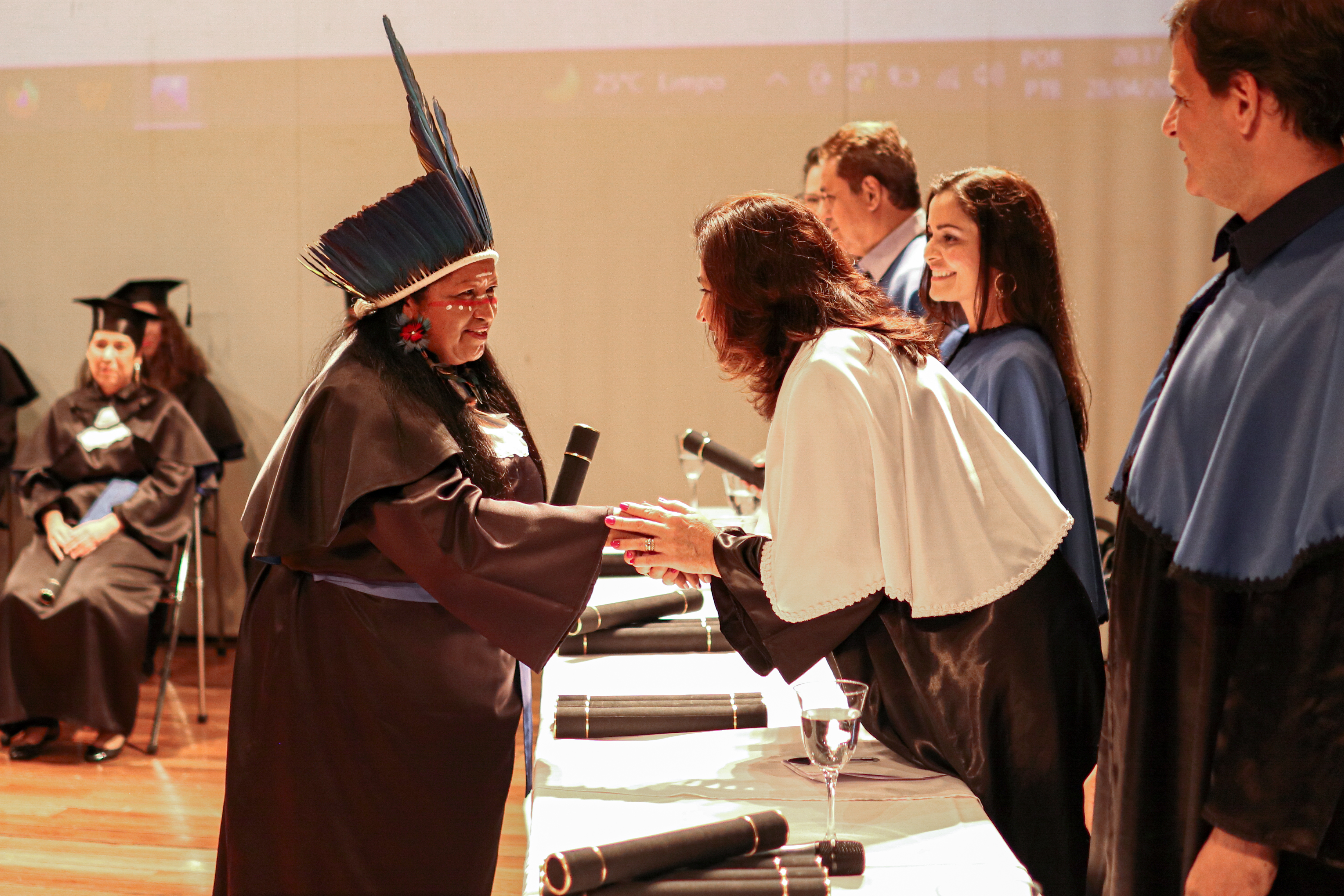 Formanda indígena Maria Meire recebe cumprimentos da diretora-geral do Câmpus Goiânia, professora Adriana dos Reis.